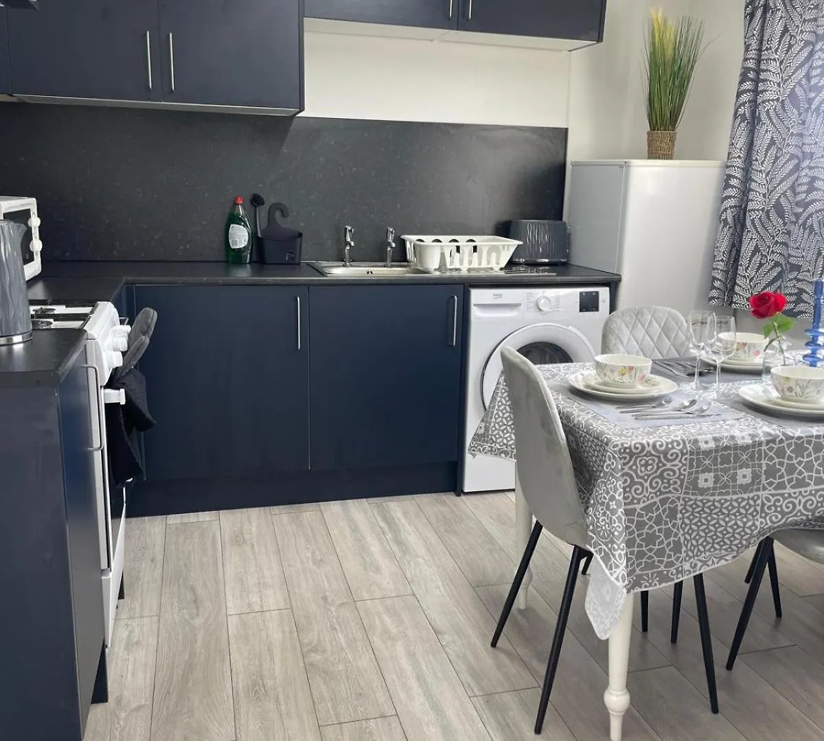 Citylink Retreat With Metro Access, Free Parking, Near Airport Edynburg